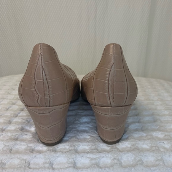 Naturalizer Faux Crocodile Tan Block Heel - Picture 4 of 7